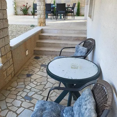 Triple 2379a בית הארחה סלצה