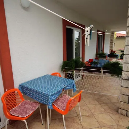 Triple 2379a Gostinjska kuća